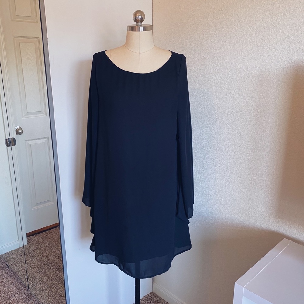 Black bell sleeve dress‎